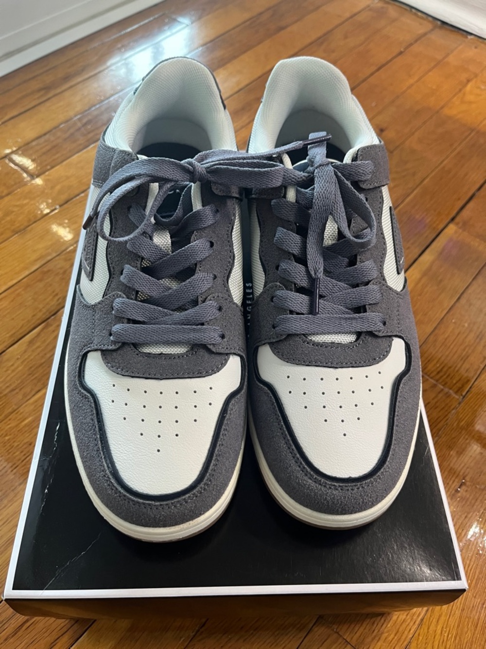 ⭐️🌴 GUESS Gray and White Men's Low-Top Sneakers